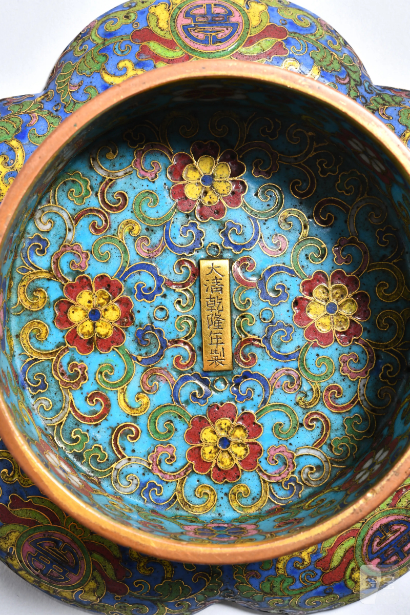 清乾隆 铜胎掐丝珐琅宝相花寿字纹梅花形盘 - 图3